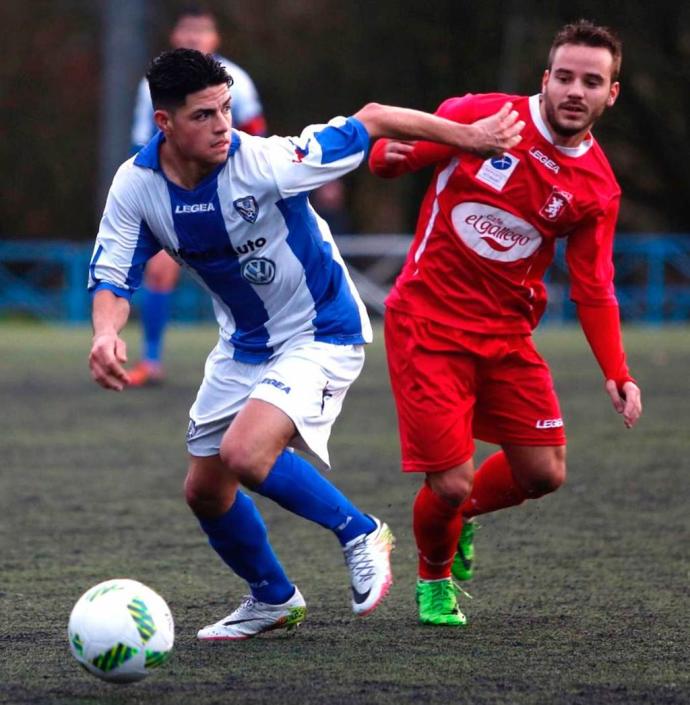 Juan Steven (Atlético Lugones) conduce el balón ante la oposición de un jugador tinetense