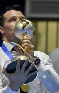 Besando la Copa de campeón del mundo