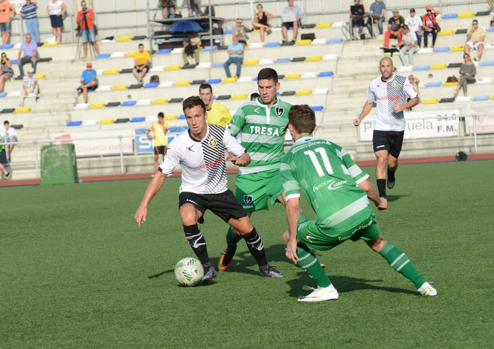 Iván Fernández frente a Robert en un lance del encuentro de la primera vuelta