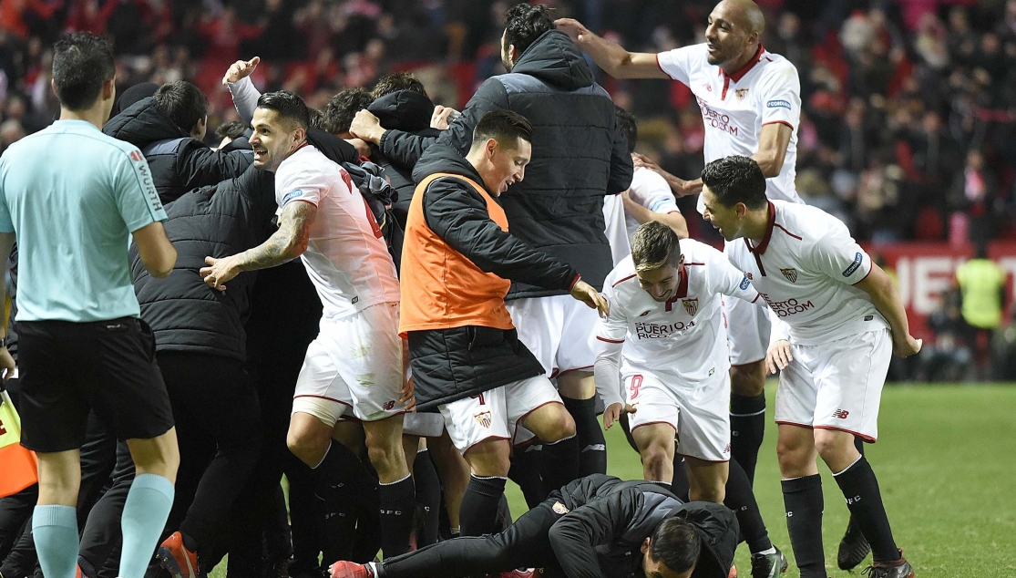 Los jugadores del Sevilla FC corrieron a su banquillo para celebrar todos juntos el gol de Jovetic al Real Madrid (Foto: Sevilla FC)
