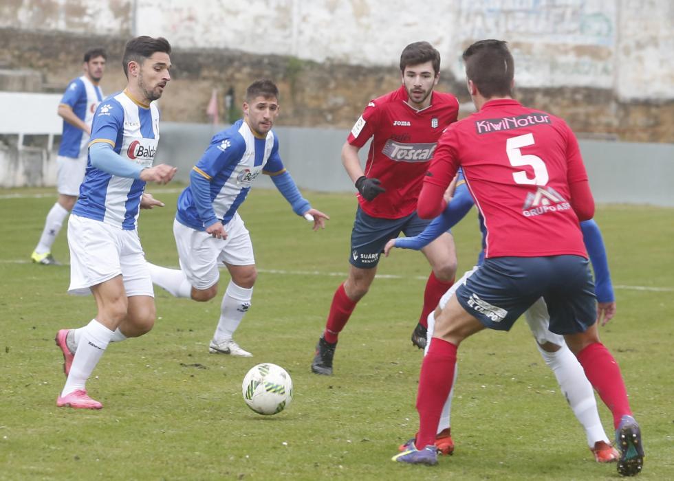 Álex García (Real Avilés) avanza con la pelota ante la oposición de Reigada (Praviano)
