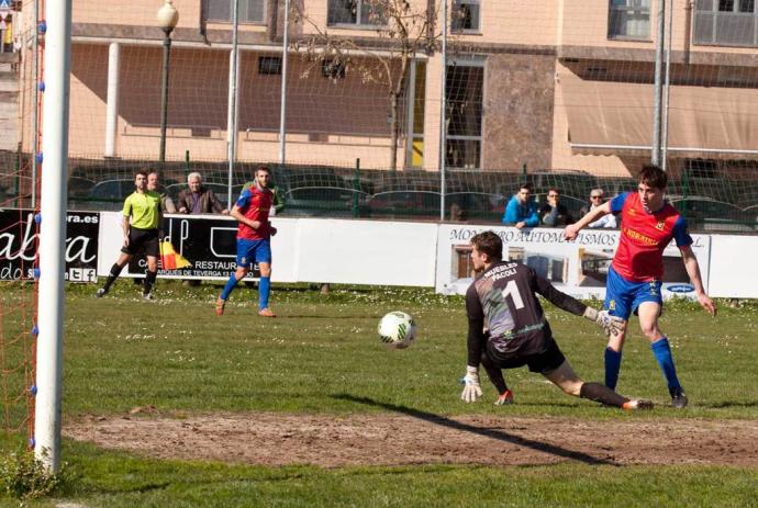 Instantánea del gol de Fassani que ponía el 1-1 momentáneo en el marcador (Foto: La Nueva España)