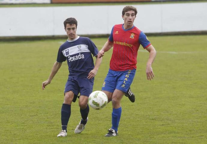 Borja Álvarez, autor de un gol, pugna con Alberto del Condal (Foto: La Nueva España)