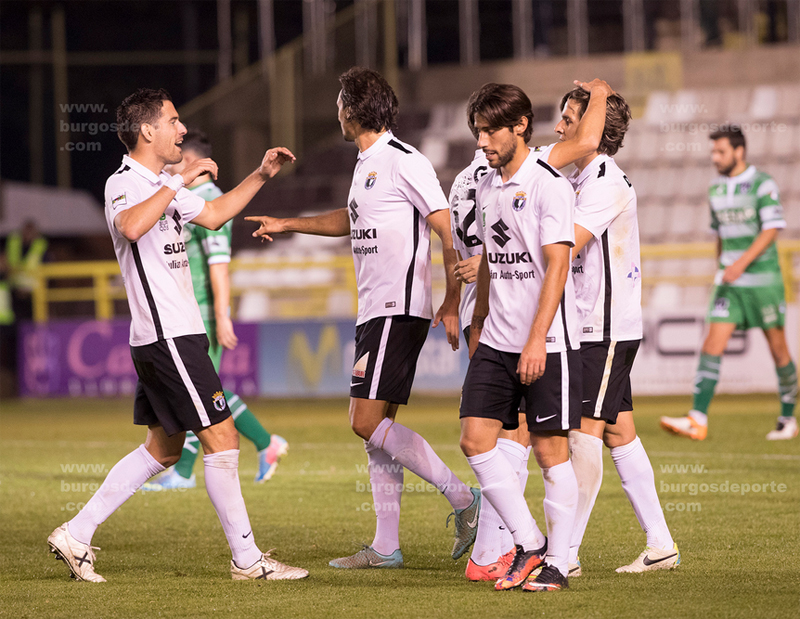 Los jugadores del Burgos celebran un gol
