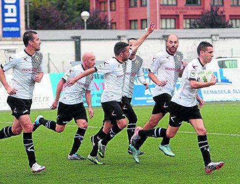 Jugadores del Caudal celebran un gol esta campaña