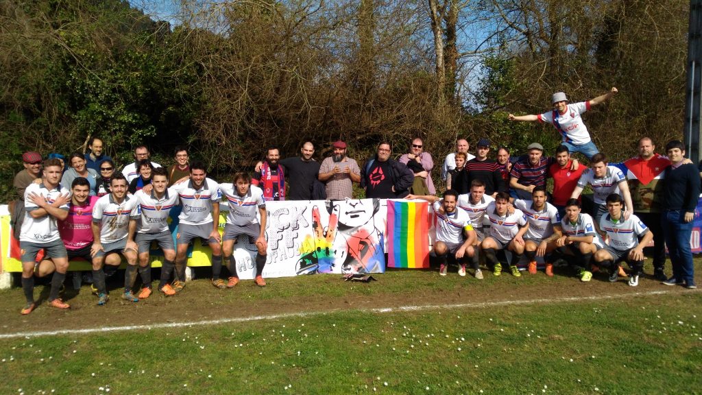 Tras el partido, plantilla y aficionados del UC Ceares posaron para una foto en apoyo a la campaña contra la homofobia (Foto: www.ucceares.com)