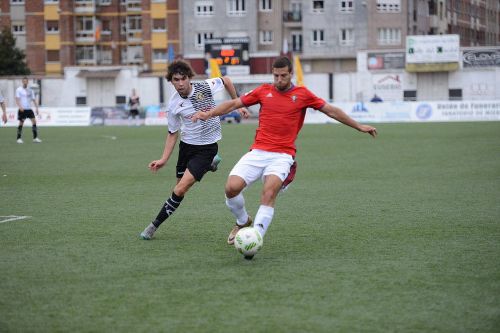 Eguarás (Osasuna Promesas) controla el balón ante la llegada de Colo (Caudal) en el encuentro de la primera vuelta