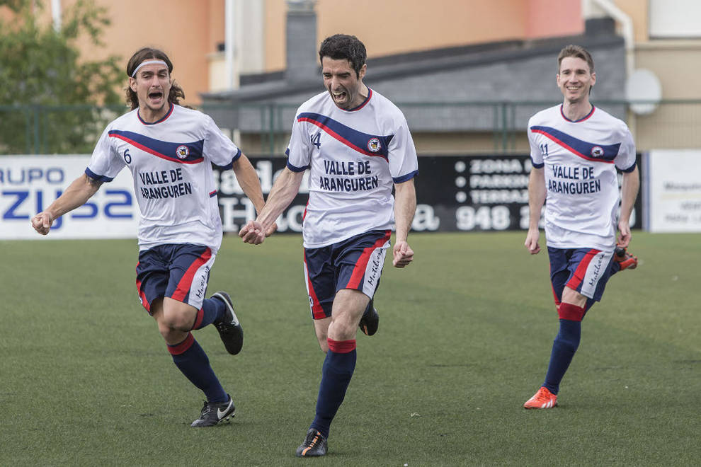 Jugadores de la UD Mutilvera celebran un gol