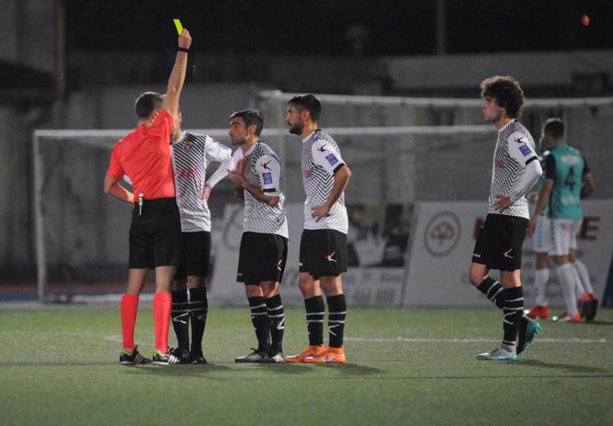 Iglesias Villanueva amonesta a un jugador caudalista en el partido frente al Racing - Foto: La Nueva España