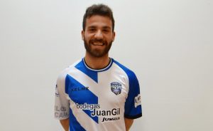 Iván posando con la camiseta de Jumilla 