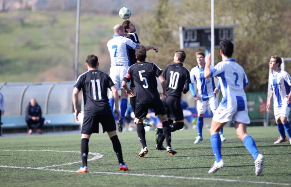 El Real Avilés, de negro, no pudo pasar del empate en su visita a un conjunto de la zona baja. (Foto: El Comercio)