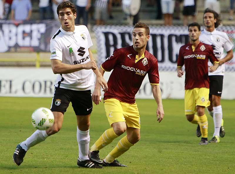 Montero (Burgos) y Cristian (Caudal) pugnan por un balón. Foto: El Correo de Burgos