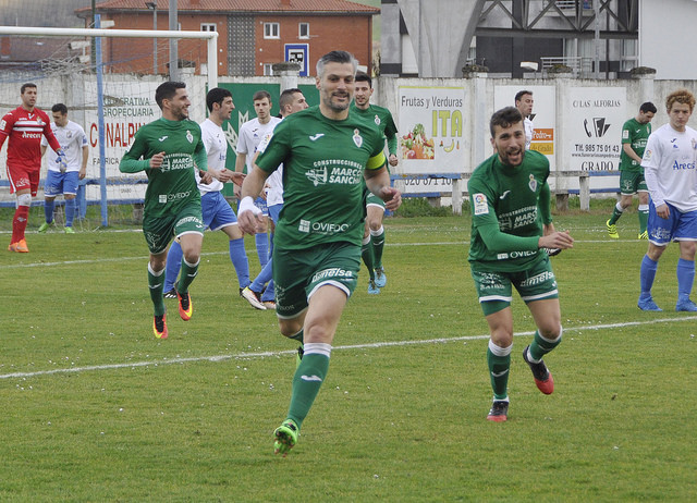 El Covadonga se llevó una victoria gracias al balón parado. En la foto Negredo celebra el 0-1 (Foto: www.cdcovadonga.com)