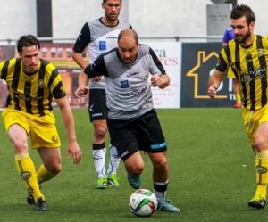Richard frente al CD Cayón (Foto: El Diario Montañés)