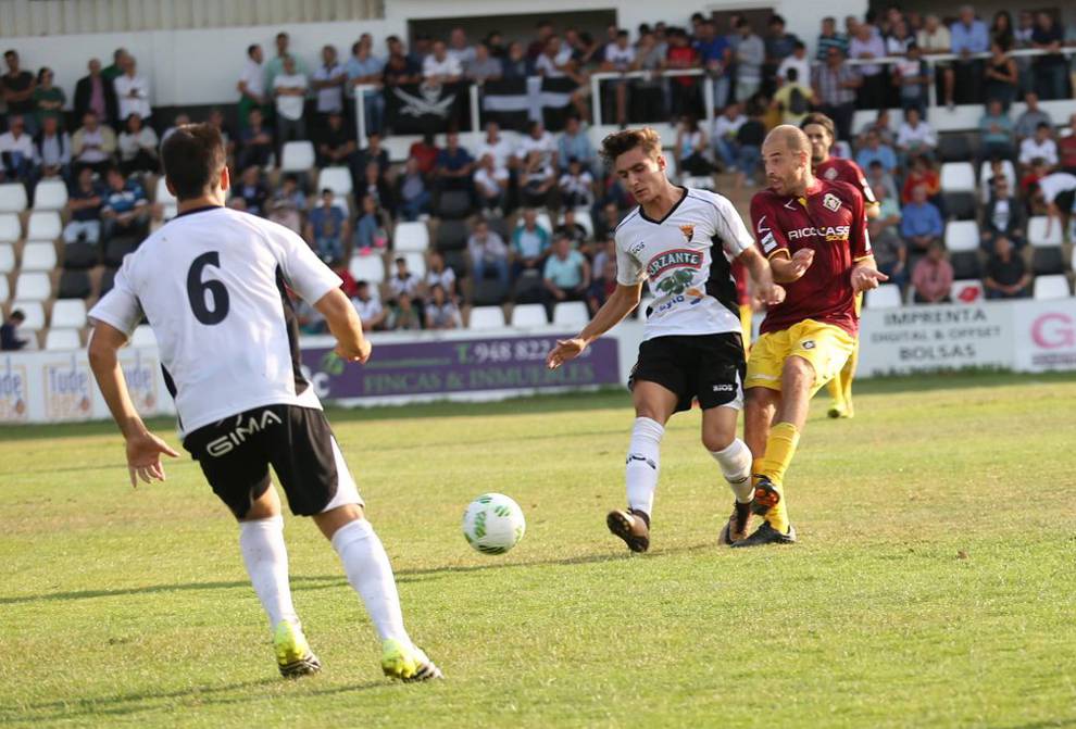 Richard presiona a Lizarraga en el encuentro de la primera vuelta en Tudela. Foto: Diario de Navarra