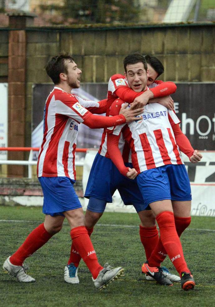 El equipo entreguín celebra el 1-0 con Trelles, el autor del tanto, en primer plano (Foto: La Nueva España)