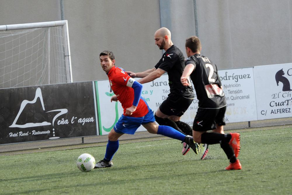 Nacho Calvillo (UP Langreo) conduce el cuero antes Río y Sergio (Club Siero) - Foto: La Nueva España