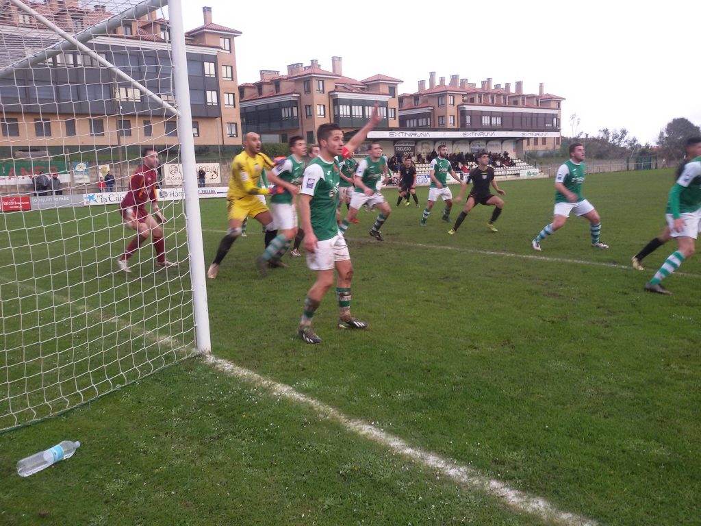 El Atlético Lugones rescató un punto en el descuento. En la foto la acción en la que se logró el tanto del empate (Foto: C.D. Llanes)