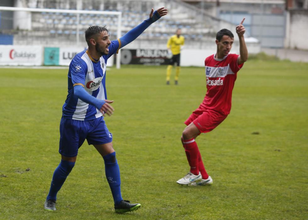 Álex García anotó el gol de la victoria blanquiazul. En la foto protesta una acción al colegiado. (Foto: La Nueva España)