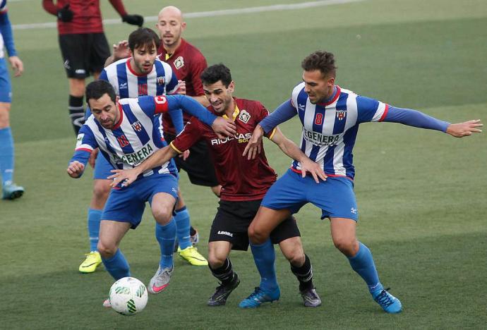 Annunziata regresará a la convocatoria tres jornadas después. En la foto intenta irse de dos jugadores del Izarra en el encuentro de la primera vuelta (Foto: La Nueva España)
