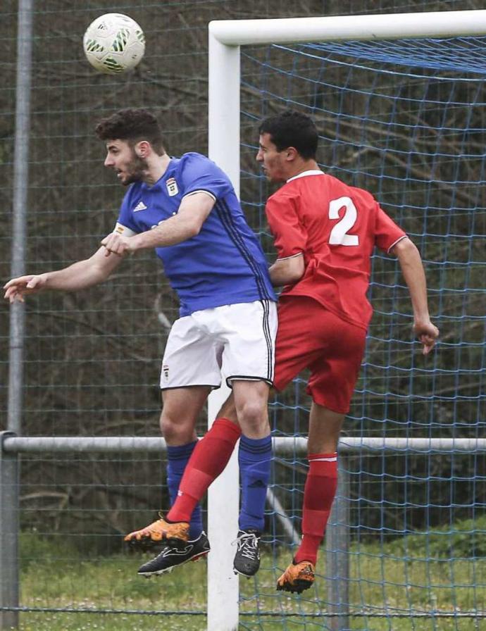 Emilio (Real Oviedo 'B') disputa un balón áereo con Borja (Marino) (Foto: La Nueva España)
