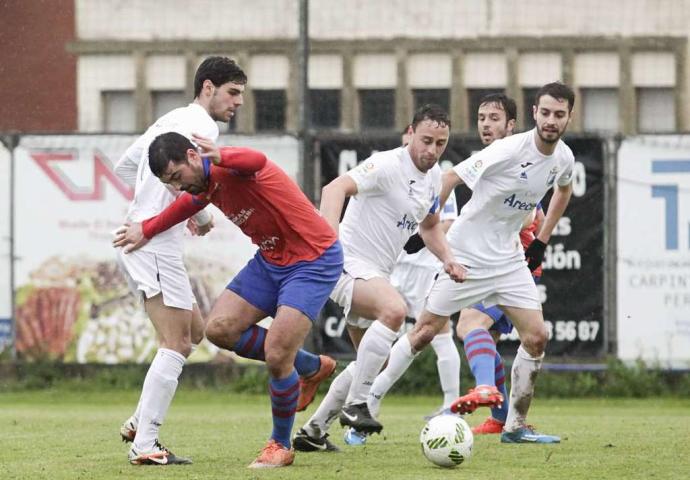 Instantánea del encuentro que enfrentó a Ceares y Mosconia en La Cruz (Foto: La Nueva España)