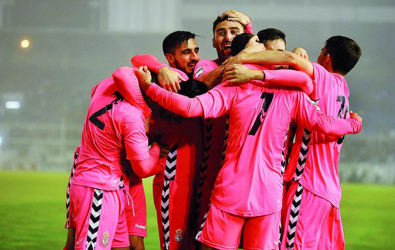 Jugadores de la Cultural celebran el gol logrado en El Sardinero (Foto: Diario de Leon)