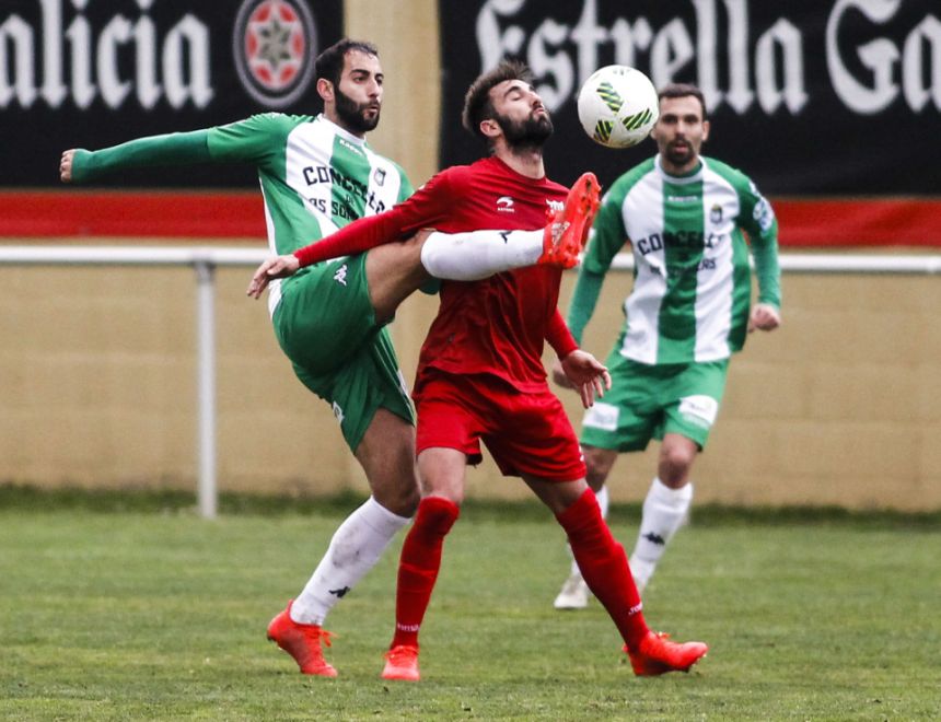 El Somozas buscó la remontada en el 2º tiempo. En la foto Baleato en un encuentro ante Osasuna Promesas