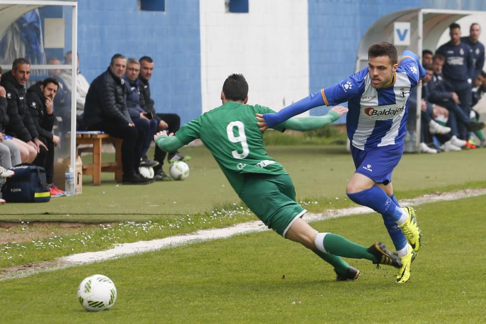 Diego, del Covadonga, se va al suelo ante un jugador del Real Avilés (Foto: La Nueva España)