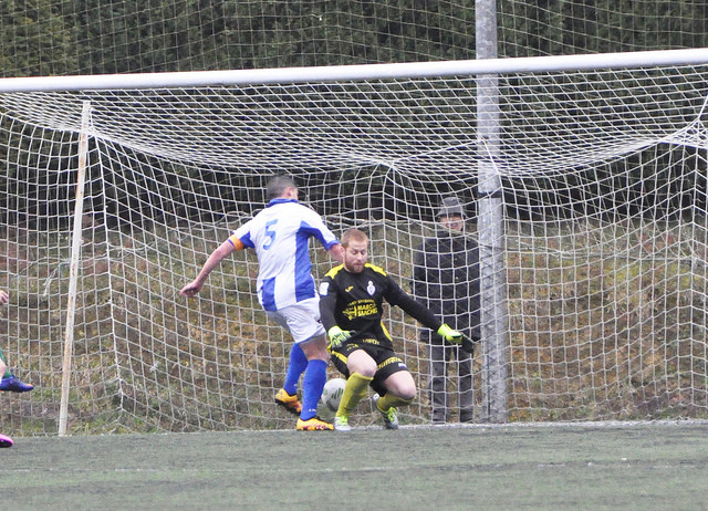 Instantánea en el que Dioni ejecuta el remate del gol que le fue anulado al cuadro local (Foto: CD Covadonga)