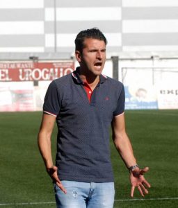 Iván Ania da instrucciones en un partido (Foto: La Nueva España)