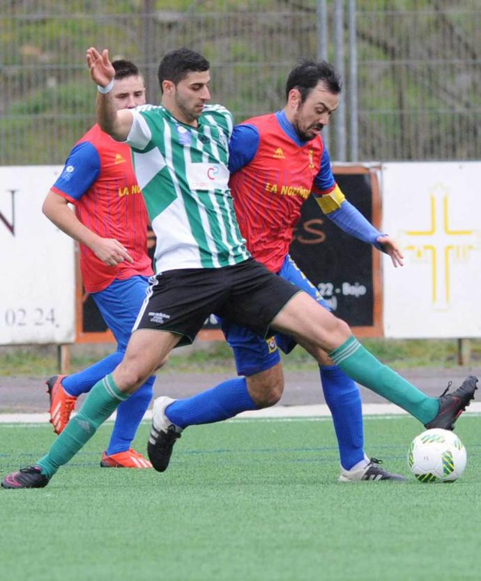Madeira, autor del gol local, pugna un balón con Óscar durante el partido (Foto: La Nueva España)