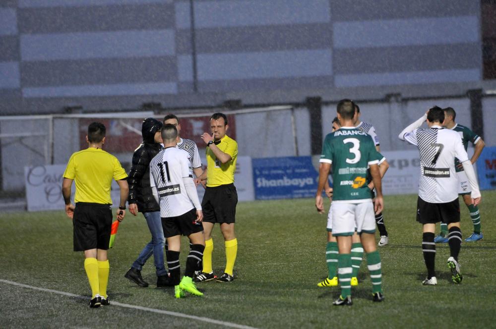 Momento del partido en el que el colegiado detiene el encuentro por la granizada