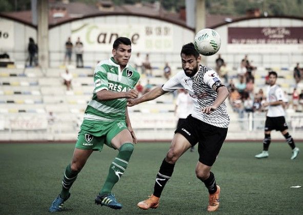 Noel Alonso y Agus Porto (Lealtad) persiguen un balón (Foto: Vavel.com)