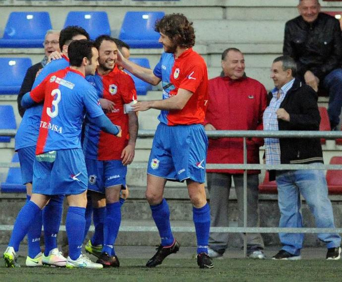 Jugadores del Langreo rodean a Pablo Acebal tras anotar uno de los dos goles (Foto: La Nueva España)