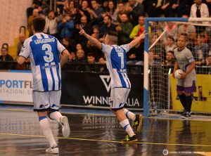 Salas celebra el gol del empate a uno