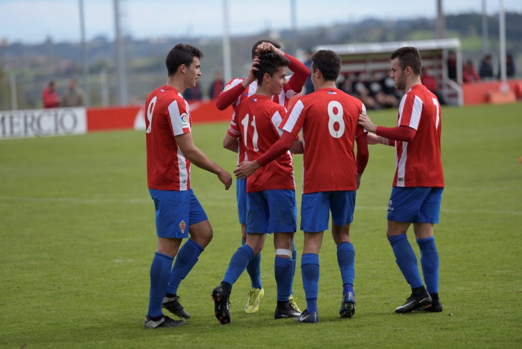 Jugadores del filial rojiblanco celebran uno de los goles anotados ante el Siero (Foto: www.realsporting.com)