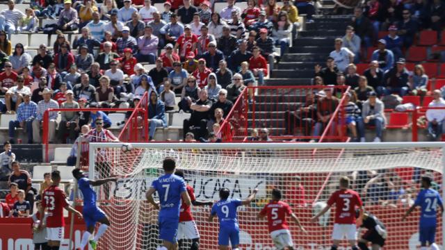Momento en el que Kalu Uche remata en lo que fue el único gol del encuentro