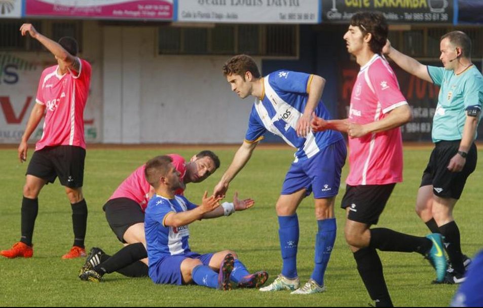 Álex Arias, en el suelo, reclama un penalti en el encuentro frente al Tuilla (Foto: La Voz de Avilés)