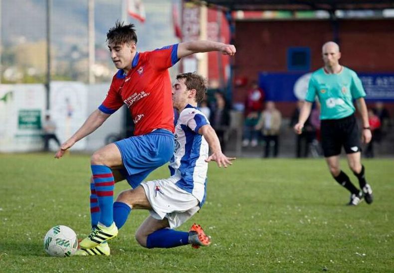 El Atlético Lugones sumó un insuficiente punto en Ceares que le hace caer al último puesto de la tabla (Foto: La Nueva España)