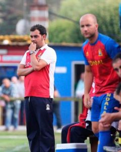 Dani Roces (entrenador) y Juanín durante un partido del Condal (Foto: La Nueva España)