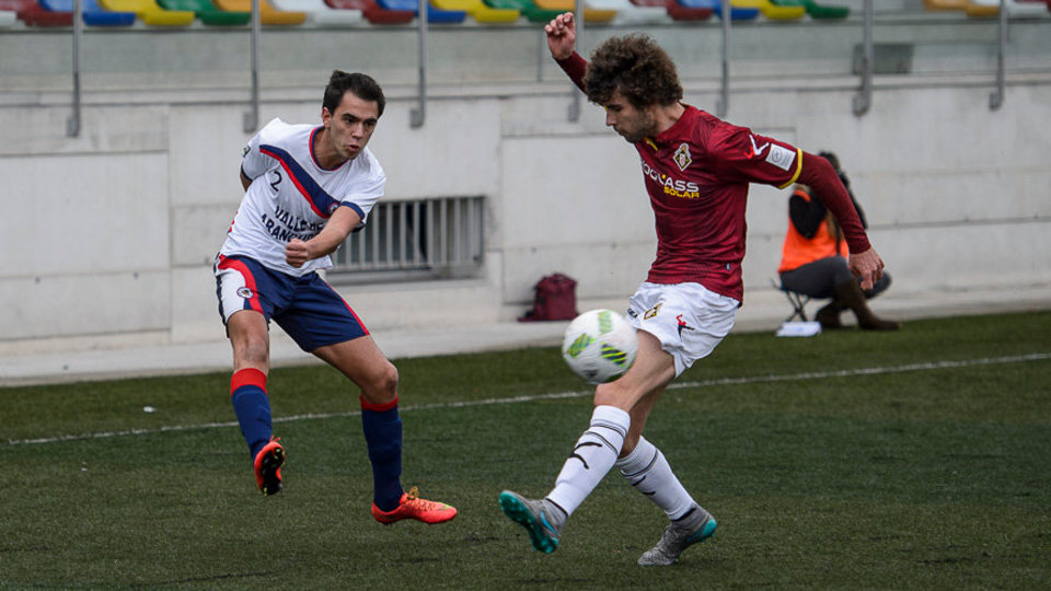 Partido muy importanta por la salvación en Mieres. En la foto Eztieder y Colo en el partido de la primera vuelta (Foto: El Español)