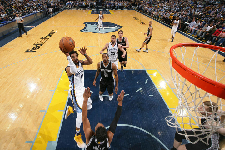 MEMPHIS, TN - APRIL 27:  Mike Conley #11 of the Memphis Grizzlies goes to the basket against the San Antonio Spurs during Game Six of the Western Conference Quarterfinals of the 2017 NBA Playoffs on April 27, 2017 at FedExForum in Memphis, Tennessee. NOTE TO USER: User expressly acknowledges and agrees that, by downloading and or using this photograph, User is consenting to the terms and conditions of the Getty Images License Agreement. Mandatory Copyright Notice: Copyright 2017 NBAE (Photo by Joe Murphy/NBAE via Getty Images)