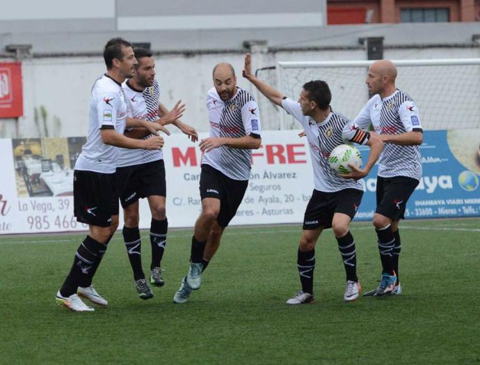 Jugadores del Caudal celebran un tanto anotado en el Hermanos Antuña (Foto: LNE)