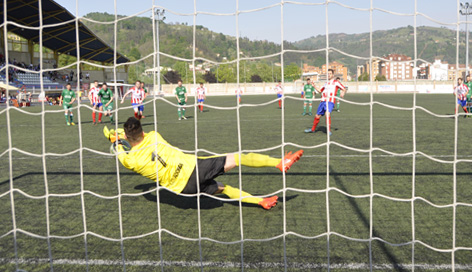 Iván Torres, guardameta del Covadonga, realiza una parada en el encuentro frente al L'Entregu (Foto: CD Covadonga)