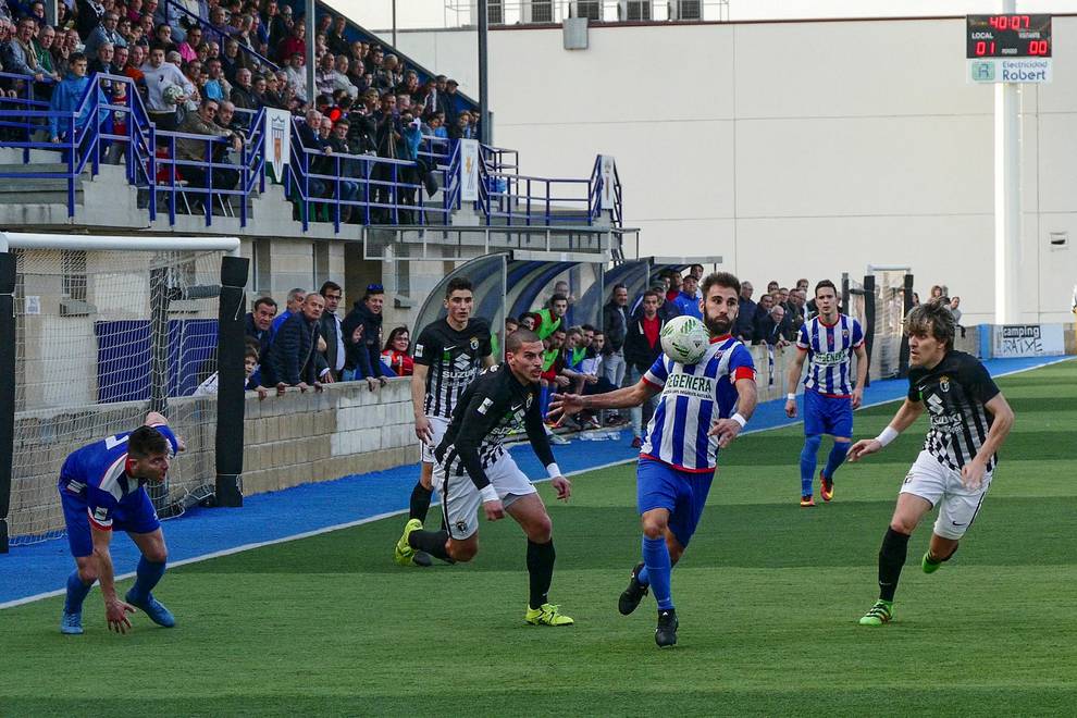 Lance del encuentro en Merkatondoa entre Izarra y Burgos (Foto: Diario de Navarra)