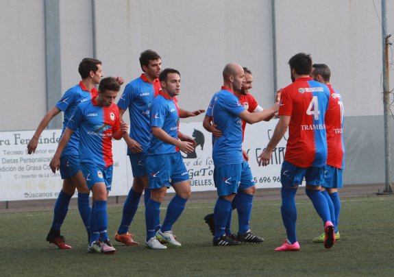Jugadores del Unión Popular de Langreo celebran un gol (Foto: El Comercio)