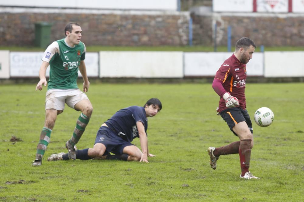 Jairo Cárcaba, en el suelo, fue clave en la remontada del Marino con dos goles (Foto: La Nueva España)