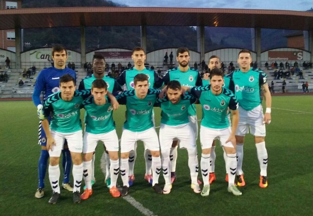 Once del Racing en el encuentro de la primera vuelta en Mieres (Foto: BeSoccer)