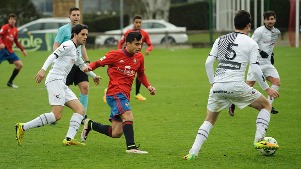 Saavedra (Caudal) controla un balón en el duelo frente a Osasuna B en Tajonar (Foto: El Español)